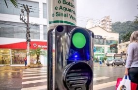 Pedestre deve acionar botão para liberar travessia nos semáforos