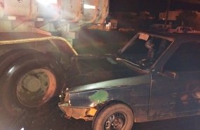 Colisão de carro em caminhão parado deixa jovem ferida 