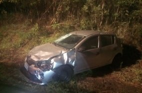 Mulher fica ferida após capotar carro na BR-282