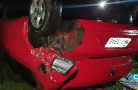 Casal fica ferido após carro sair da  pista e capotar na SC-467