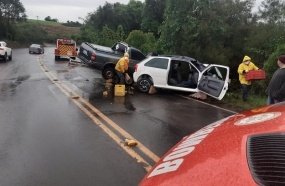 Colisão entre carro e caminhonete deixa casal e criança feridos