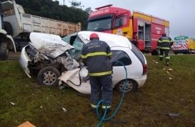Colisão entre carro e caminhão mata motorista na BR-116