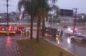 Motorista fica ferido após tombar caminhão carregado com tábuas 