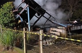 Casa é destruída por incêndio no Distrito de Barra do Leão 