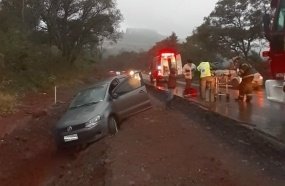 Idoso fica ferido após carro cair em vala na SC-135