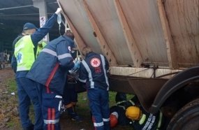 Mulher fratura braço após enroscar cachecol em máquina de caminhão  