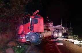 Colisão em barranco deixa caminhoneiro gravemente ferido na BR-153
