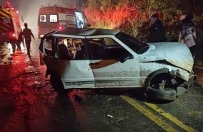 Motorista é ejetado do carro durante colisão na SC-452 