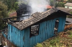 Incêndio consome casa de dois andares em Luzerna 