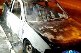 Carro é destruído por incêndio no centro de Zortéa