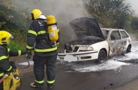 Carro é consumido por incêndio no interior de Piratuba