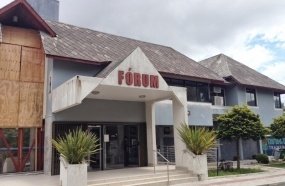 Mulher é condenada a 18 anos de prisão por matar idoso com taco de sinuca