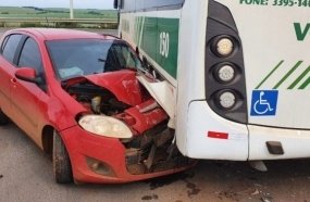 Colisão entre carro e ônibus é registrada na SC-467 