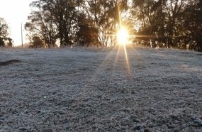 Fim de semana gelado com sol e geada ampla em SC