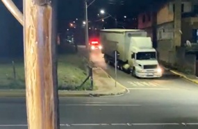 Motorista de caminhão é preso por embriaguez após tentar fugir da polícia 