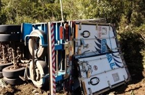 Motorista fica ferido após carreta tombar fora da pista na BR-470