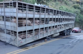 Semirreboque de carreta se solta em Água Doce