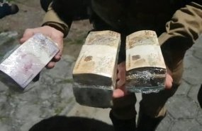 Dinheiro é arremessado de veículo durante tentativa de fuga da polícia 