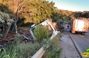 Motorista fica ferido após carreta com toras tombar em Capinzal 