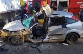 Motorista sofre ferimentos graves após colisão entre carro e carreta 