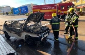Veículo pega fogo no centro de Tangará