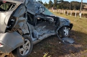 Jovem fica gravemente ferido após ter veículo atingido por carreta 