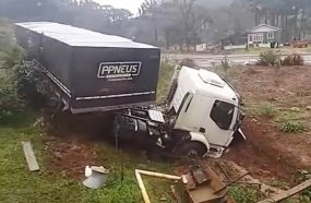 Carreta sai da pista para evitar colisão na BR-282 