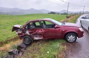 Menina de 11 anos é ejetada de carro após colisão na SC-135