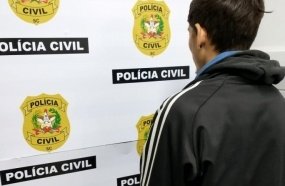 Dupla furta moto após condutor atropelar e matar cachorro