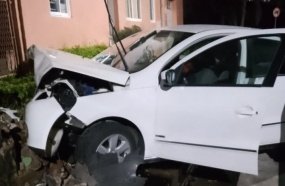 Motorista fica ferido após colidir carro em muro 