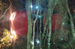 Mulher fica ferida após carro sair da pista e capotar na BR-282 