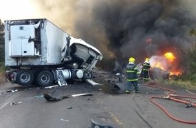 Motoristas morrem após colisão e incêndio de caminhão-tanque