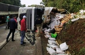 Motorista fica preso às ferragens após tombar carreta na BR-282