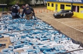 PRF e Polícia Civil derrubam carga com 400 mil maços de cigarros