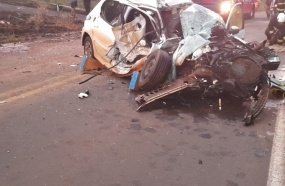 Jovem fica ferida após carro colidir contra um caminhão 