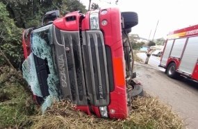 Caminhão tomba fora da pista na SC-135, em Videira