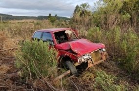 Motorista é ejetado do carro durante capotamento na SC-120 