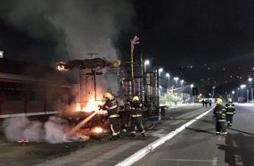 Incêndio destrói carro alegórico da Unidos do Herval  