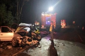 Colisão frontal entre carro e caminhão mata mãe e filha na BR-470