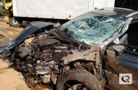 Carro bate de frente com caminhão ao tentar ultrapassagem na BR-282