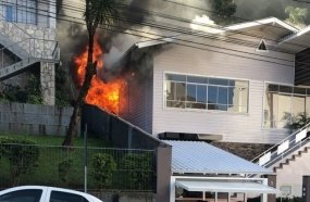 Incêndio em residência mobiliza Bombeiros no centro de Joaçaba