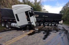 Carreta faz “L” na pista após colidir contra barranco na BR-470