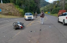 Jovem ferida após colisão entre moto e caminhão em Luzerna 