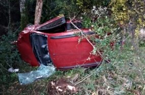 Condutora fica presa às ferragens após carro capotar na SC-451