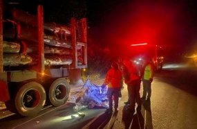 Motociclista morre após colidir na traseira de caminhão parado na rodovia