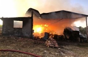 Incêndio consome galpão de feno no interior de Água Doce