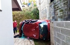 Quatro pessoas ficam feridas após carro capotar em pátio de residência