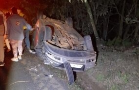 Carro com placas de Joaçaba capota após colisão na SC-135