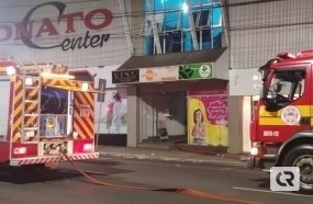 Bombeiros combatem incêndio em restaurante de Joaçaba
