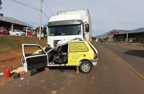 Motorista fica preso às ferragens após carro ser atingido por caminhão